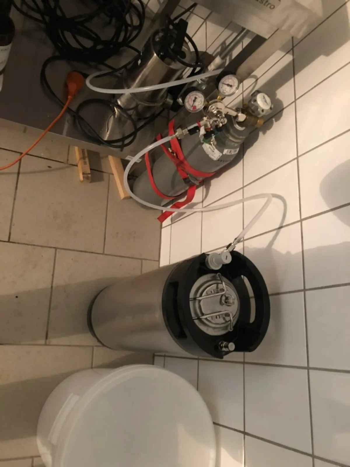 Kegging system with CO2