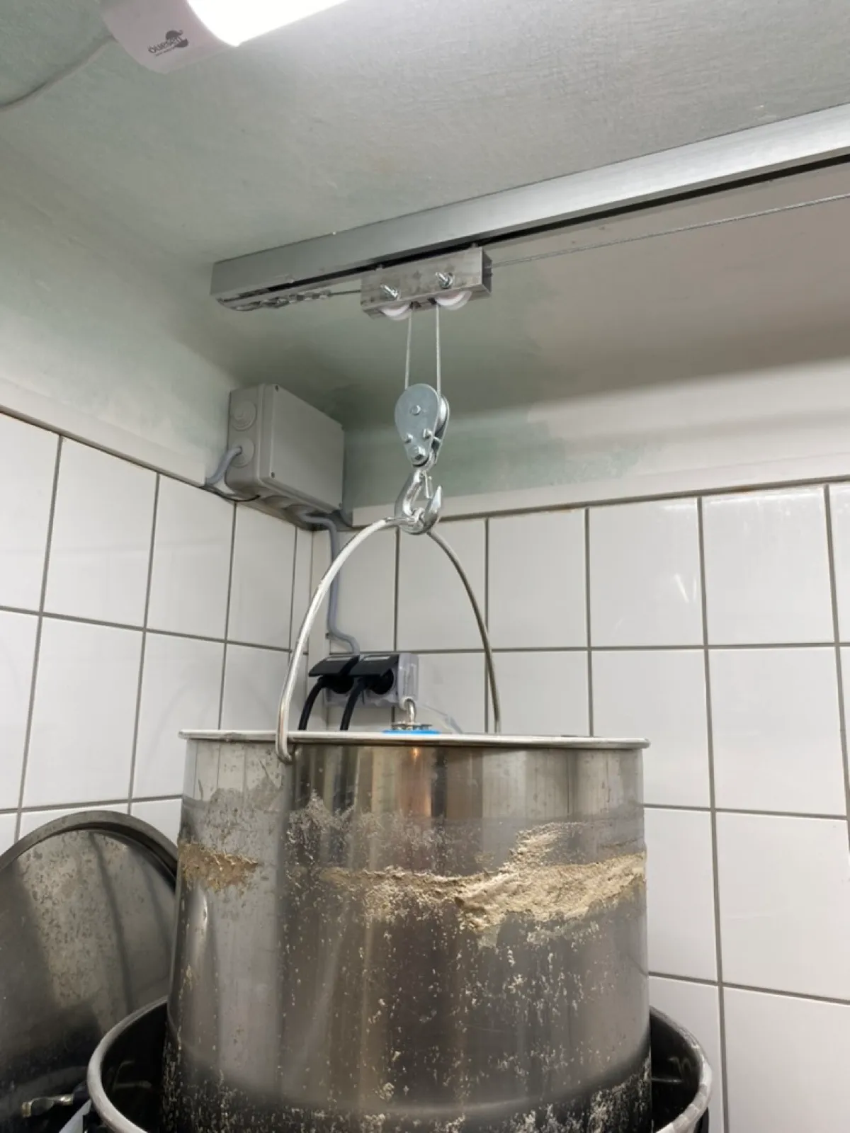 Ceiling crane for malt pipe